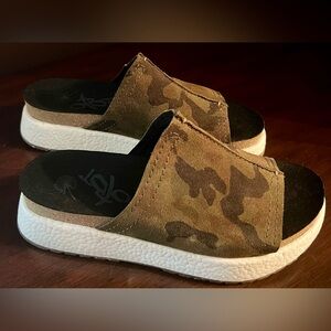 OTBT WOMENS SHOES
CAMOFLAGE 
SIZE 6.5